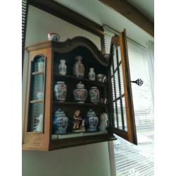 Vitrine kastje, met inhoud.