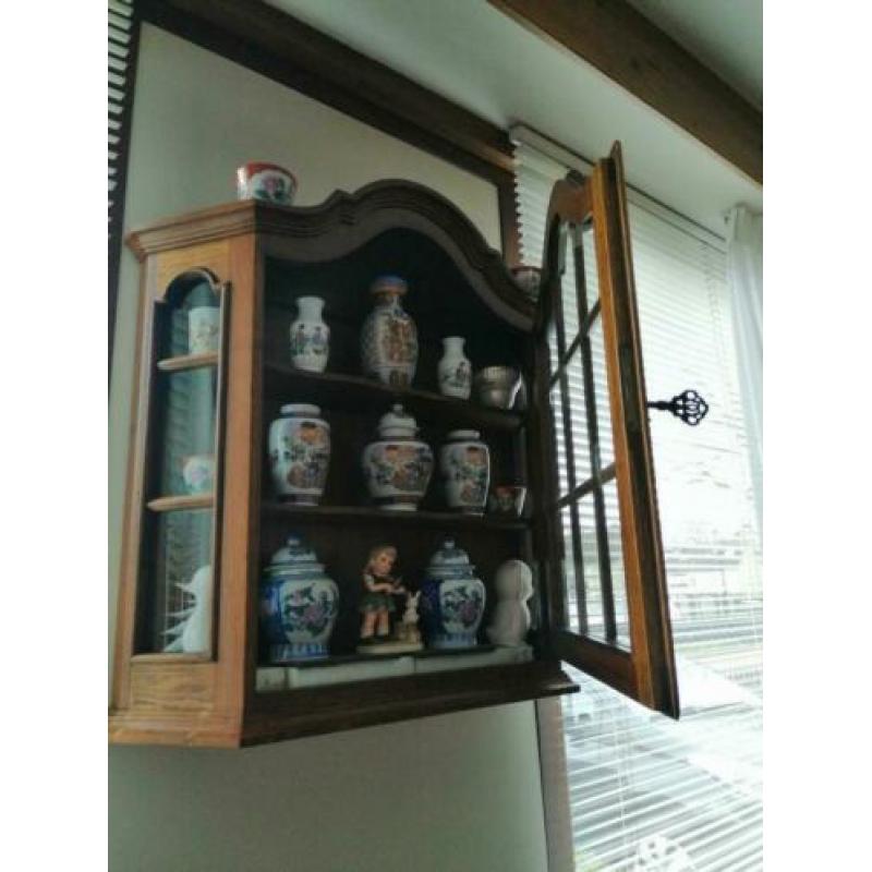 Vitrine kastje, met inhoud.