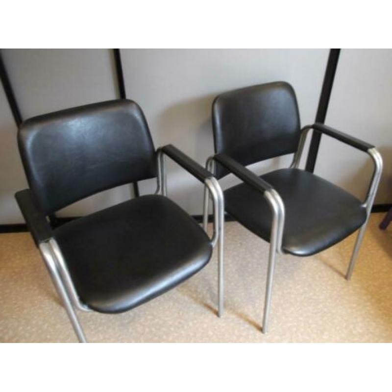 2 zwarte fauteuils met armleuningen en chroom onderstel