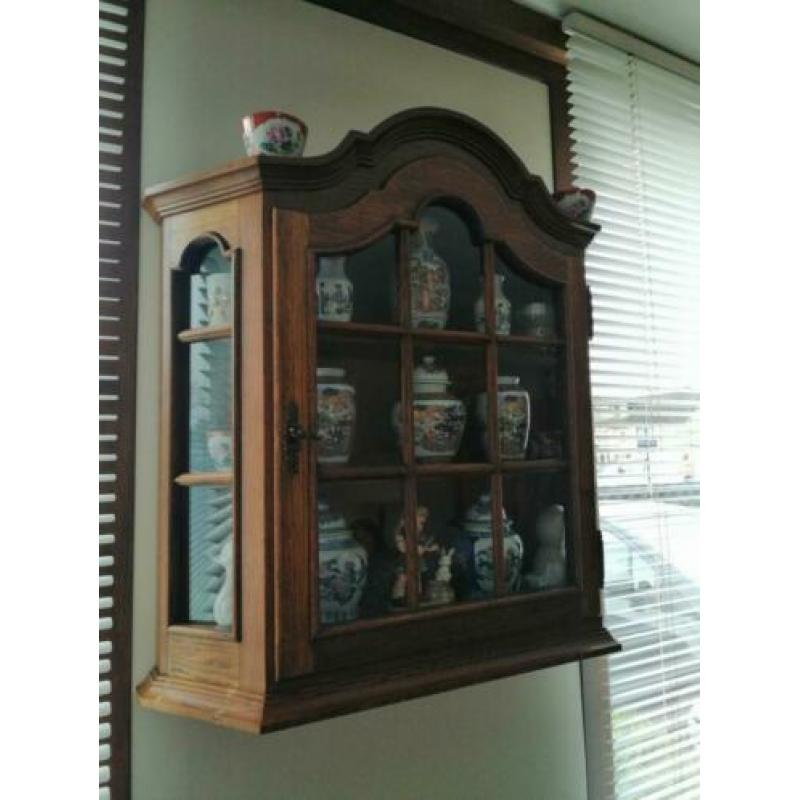 Vitrine kastje, met inhoud.