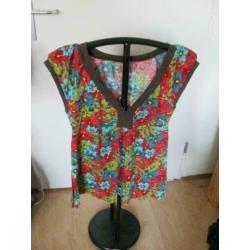 Korte mouwen bloemetjes shirtje maat XXL zeer practig..