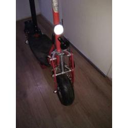 Verschillende soorten elektrische steps te koop.