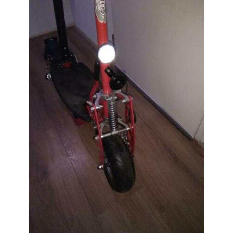 Verschillende soorten elektrische steps te koop.