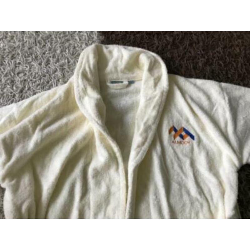 Badjas creme maat m/l.120 Cm lang, 58 cm oksel tot oksel, 60