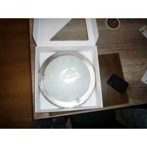 2 plafond lampen nog nieuw in de doos