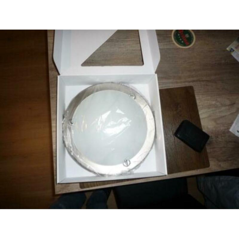 2 plafond lampen nog nieuw in de doos