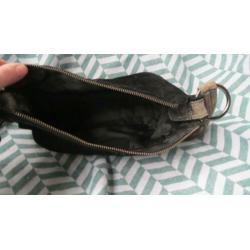 Fred de la Bretoniere, suède leren tas, 26x12cm