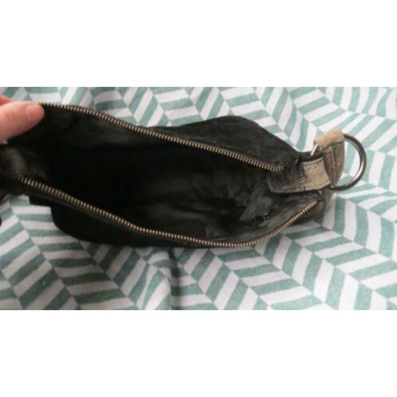Fred de la Bretoniere, suède leren tas, 26x12cm