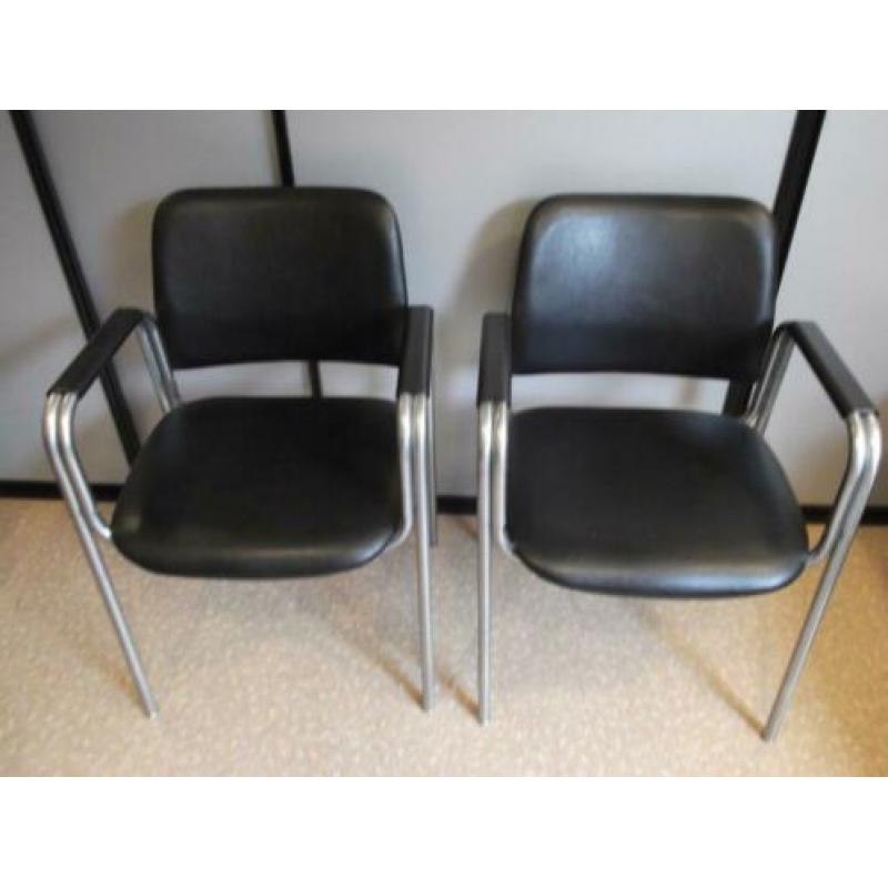 2 zwarte fauteuils met armleuningen en chroom onderstel