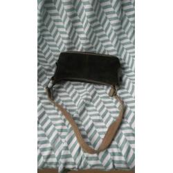 Fred de la Bretoniere, suède leren tas, 26x12cm