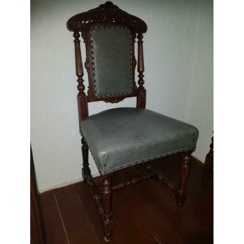 2 antieke stoelen