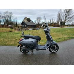 Vespa sprint mat grijs
