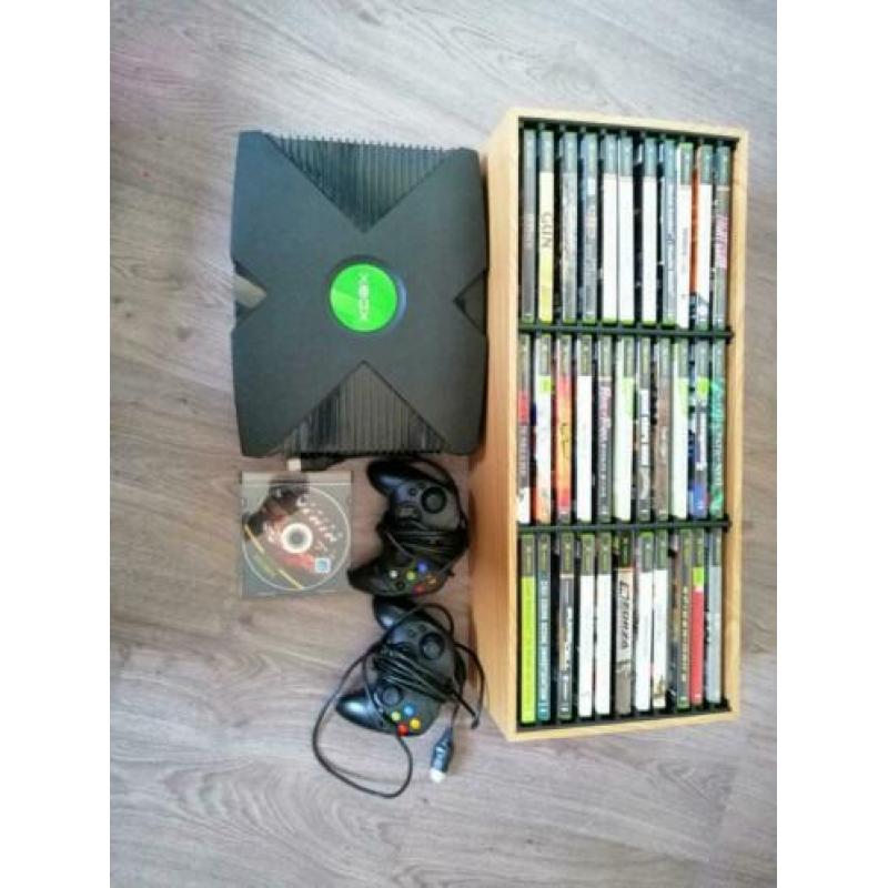 xbox met 2 controllers en 34 spellen