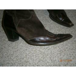zwarte pumps en bruine laarsen
