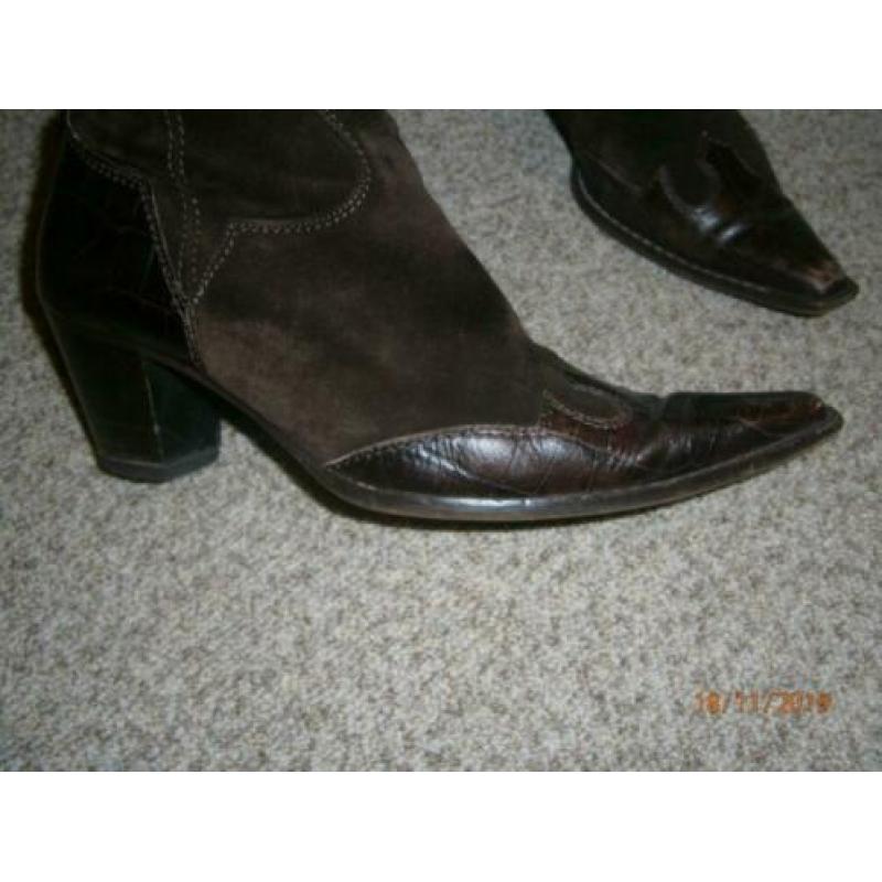zwarte pumps en bruine laarsen