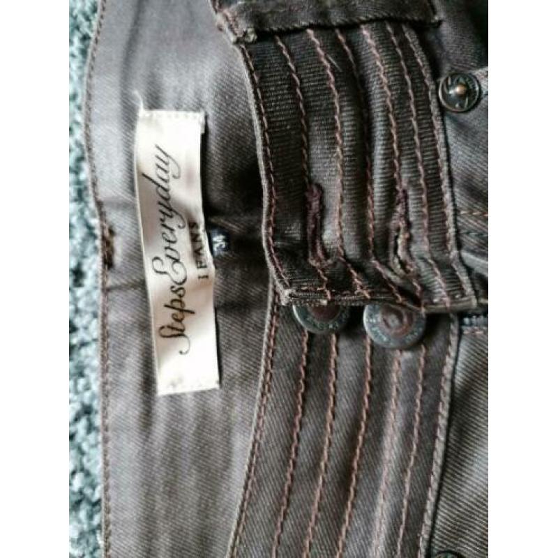 Mooie bruine broek, beetje leren look. Maat 34