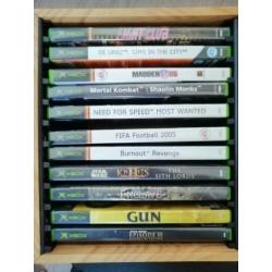 xbox met 2 controllers en 34 spellen