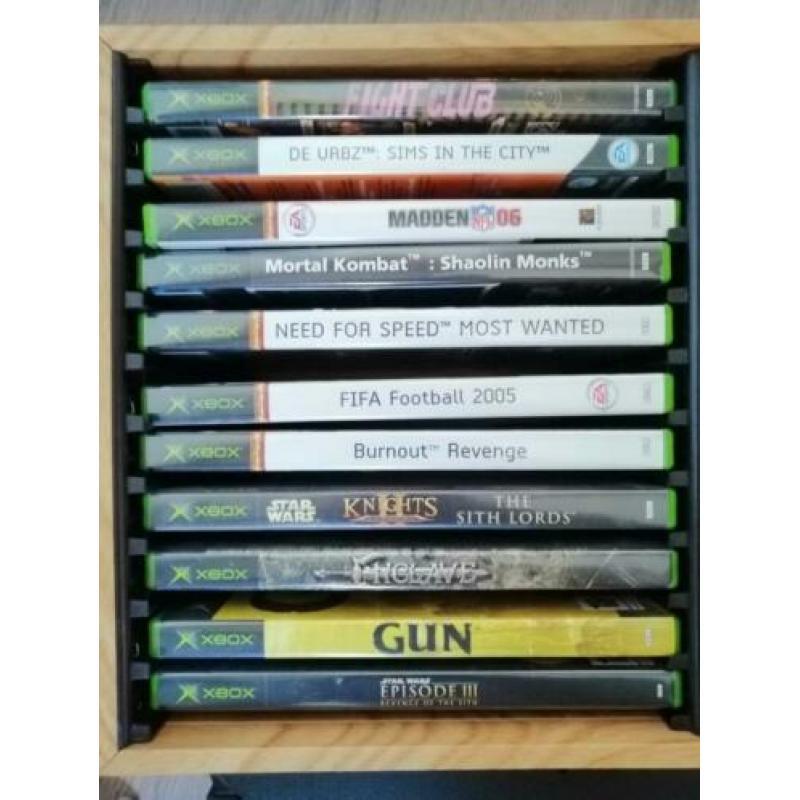 xbox met 2 controllers en 34 spellen