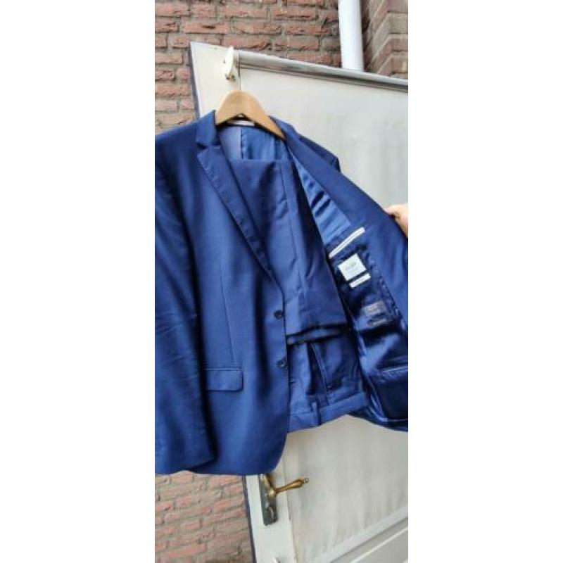 Zeer net blauw pak Van Gils. Maat 48.
