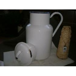 wit emaille kan met deksel 24,7 cm. hoog