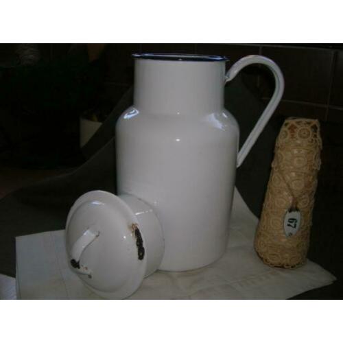 wit emaille kan met deksel 24,7 cm. hoog