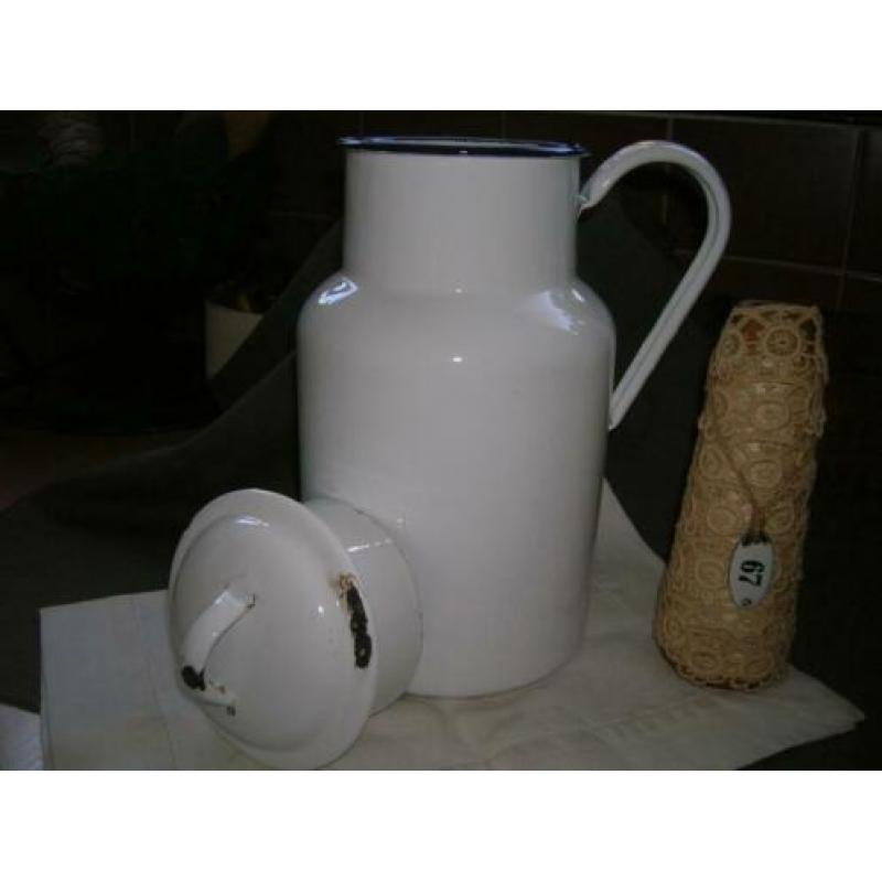 wit emaille kan met deksel 24,7 cm. hoog