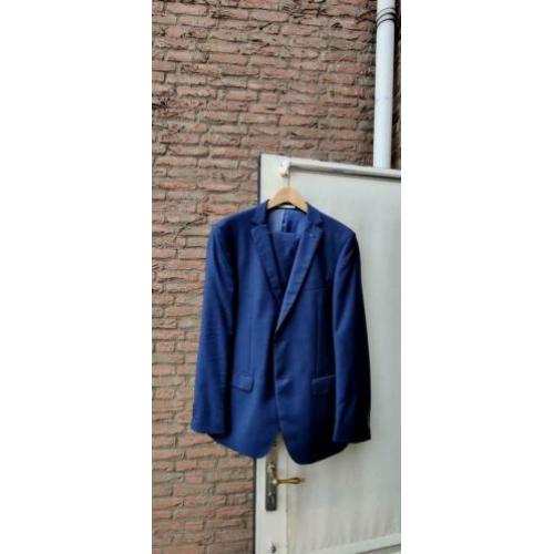Zeer net blauw pak Van Gils. Maat 48.