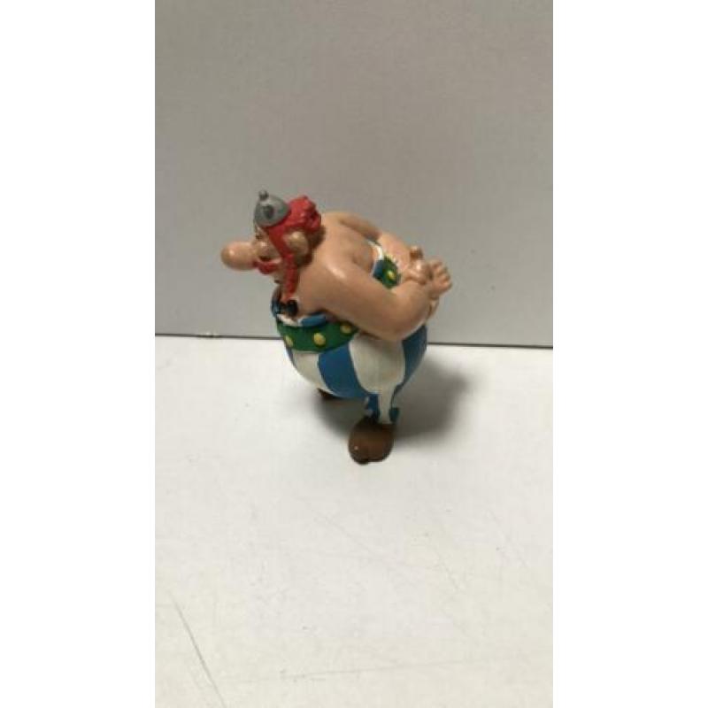 Obelix handen op rug