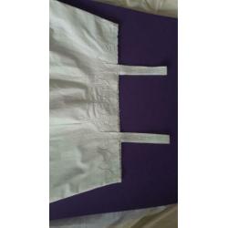 Nostalgie: onderjurkje met broderie kant versierd, 90 cm.