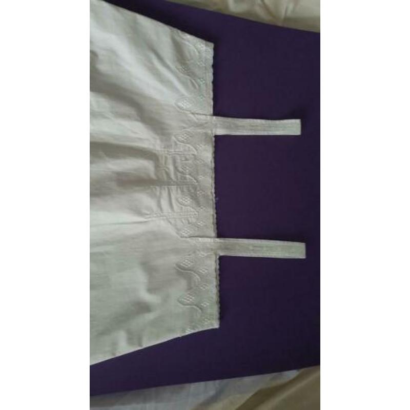 Nostalgie: onderjurkje met broderie kant versierd, 90 cm.