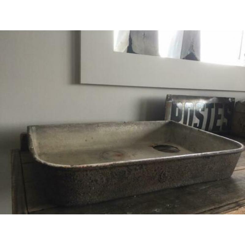 Oude gootsteenbak -mistral-
