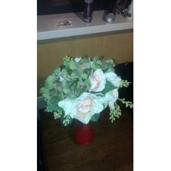 Kunstplant in rode vaas bloemen