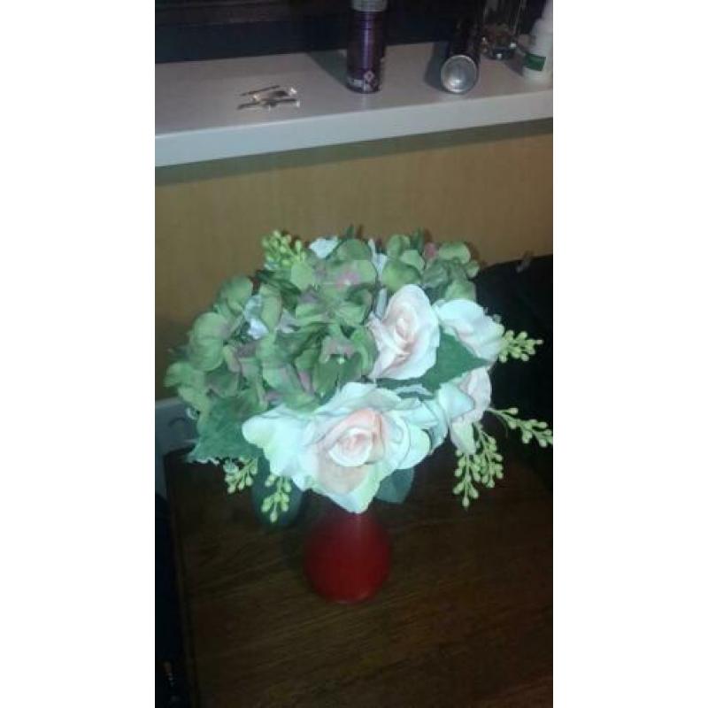 Kunstplant in rode vaas bloemen