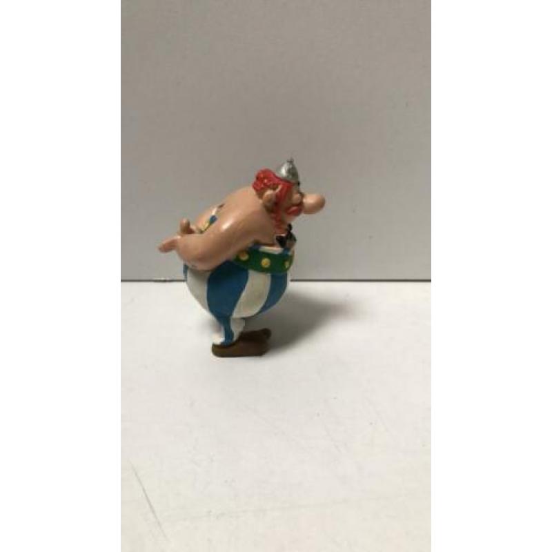 Obelix handen op rug
