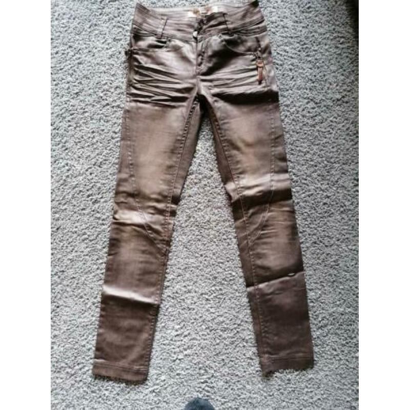 Mooie bruine broek, beetje leren look. Maat 34