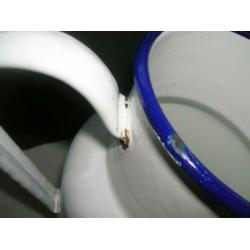 wit emaille kan met deksel 24,7 cm. hoog