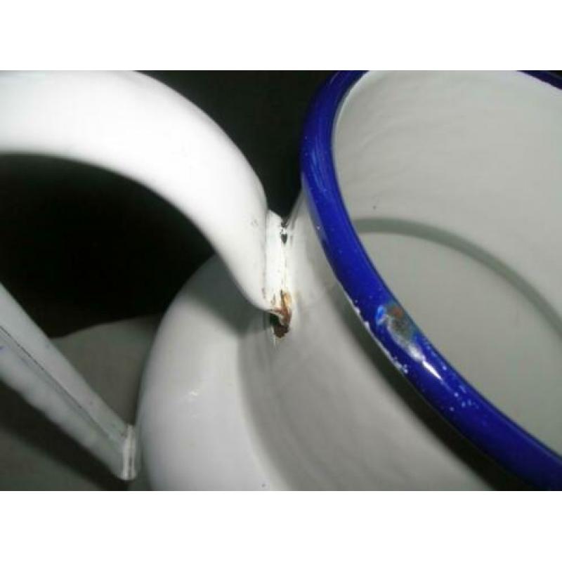 wit emaille kan met deksel 24,7 cm. hoog