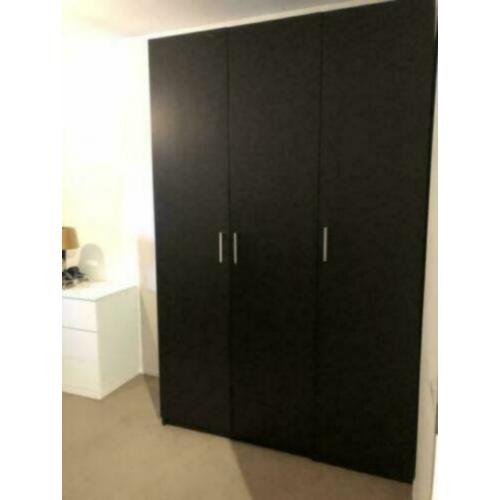 Zwarte Ikea Pax kledinkast 236x150x58+kastinrichting Netjes