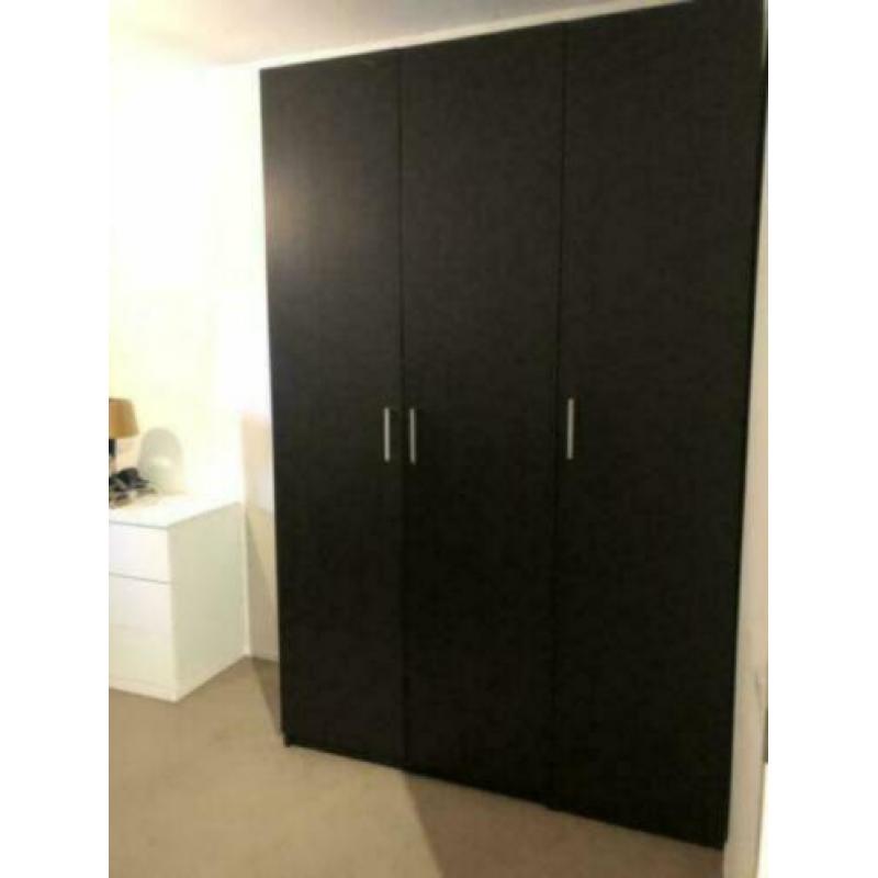 Zwarte Ikea Pax kledinkast 236x150x58+kastinrichting Netjes