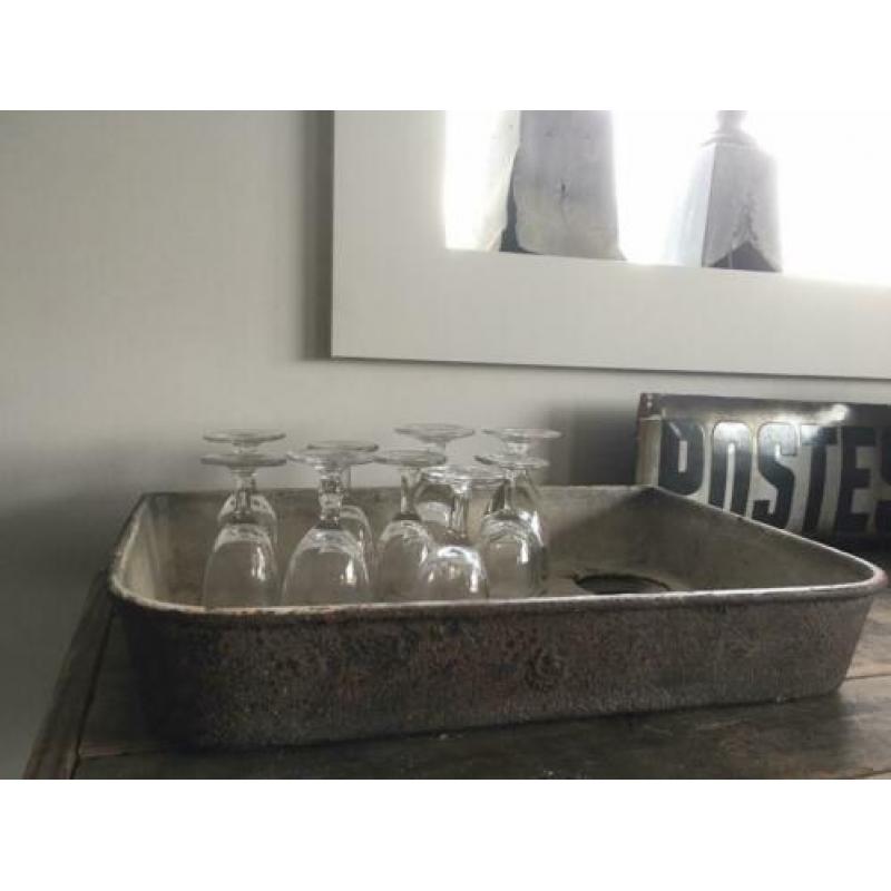 Oude gootsteenbak -mistral-