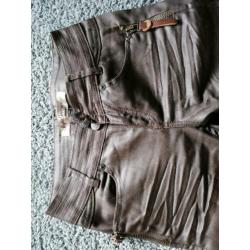 Mooie bruine broek, beetje leren look. Maat 34