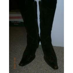 zwarte pumps en bruine laarsen