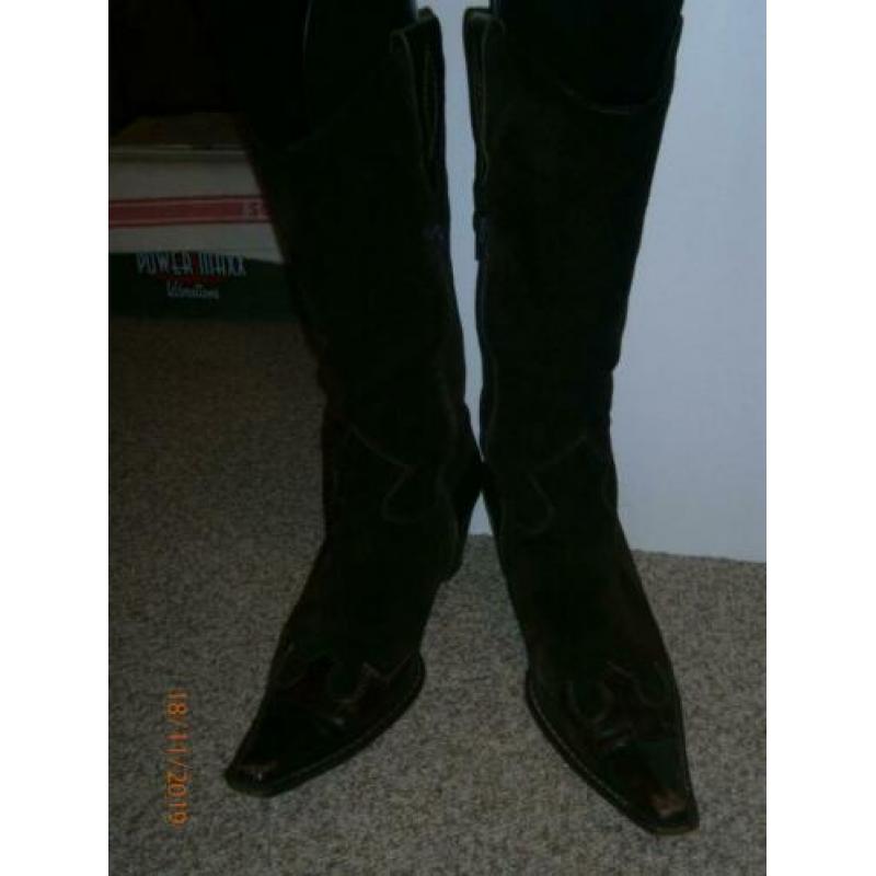 zwarte pumps en bruine laarsen