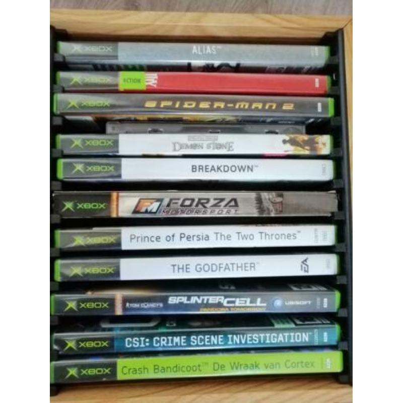 xbox met 2 controllers en 34 spellen
