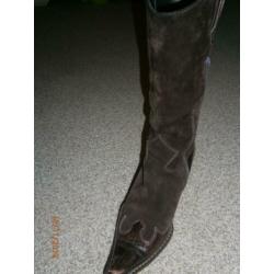 zwarte pumps en bruine laarsen