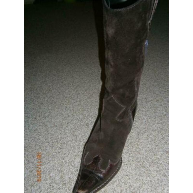 zwarte pumps en bruine laarsen
