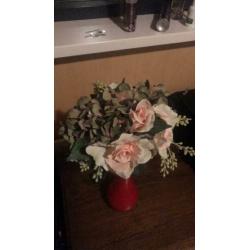 Kunstplant in rode vaas bloemen
