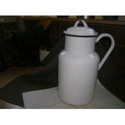 wit emaille kan met deksel 24,7 cm. hoog