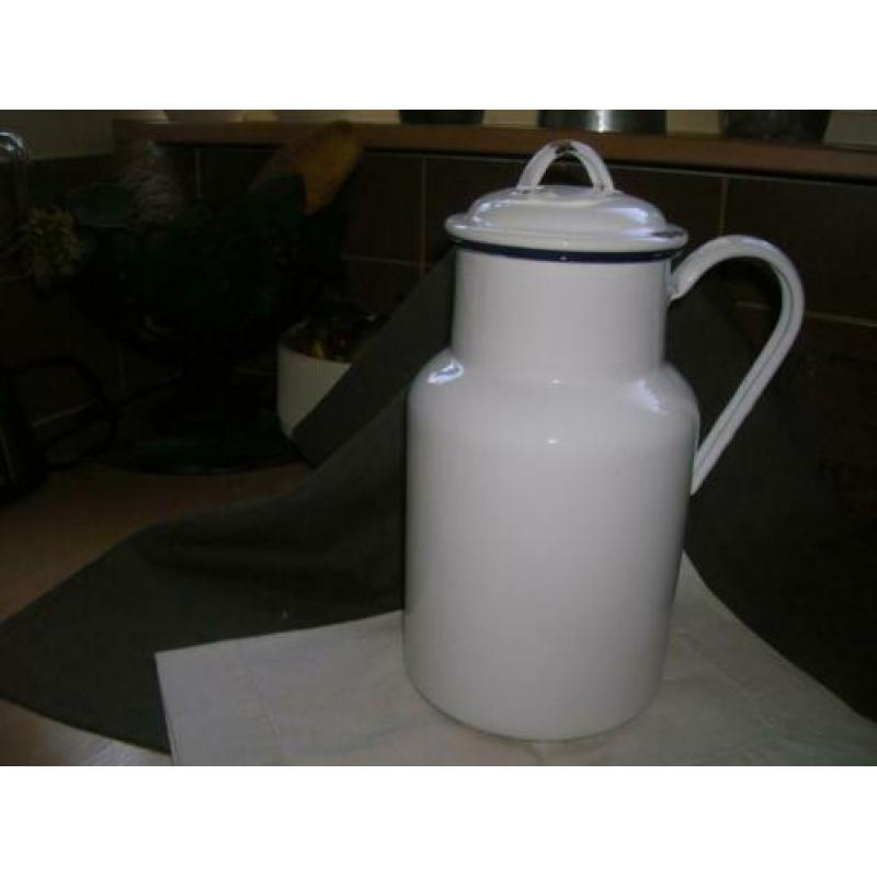 wit emaille kan met deksel 24,7 cm. hoog