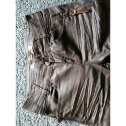 Mooie bruine broek, beetje leren look. Maat 34